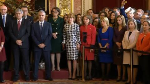 Los presidentes del Congreso, Ana Pastor, y del Senado, Pío García Escudero, y el Jefe del Estado Mayor de le Defensa , almirante Fernando García Sánchez, durante el izado solemne de bandera en la Plaza de Colón con motivo de la celebración del Día de la Constitución