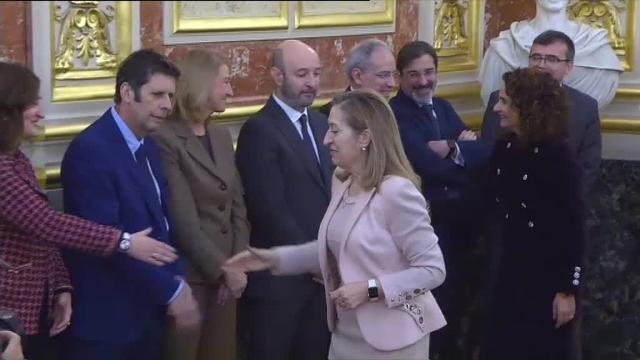 La ministra de Hacienda entrega en el Congreso los Presupuestos para 2019