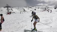 Cientos de esquiadores participan en la sexta bajada en bañador de Sierra Nevada