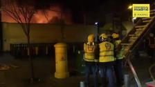 Una parcela privada arde en el barrio de Vallecas en Madrid