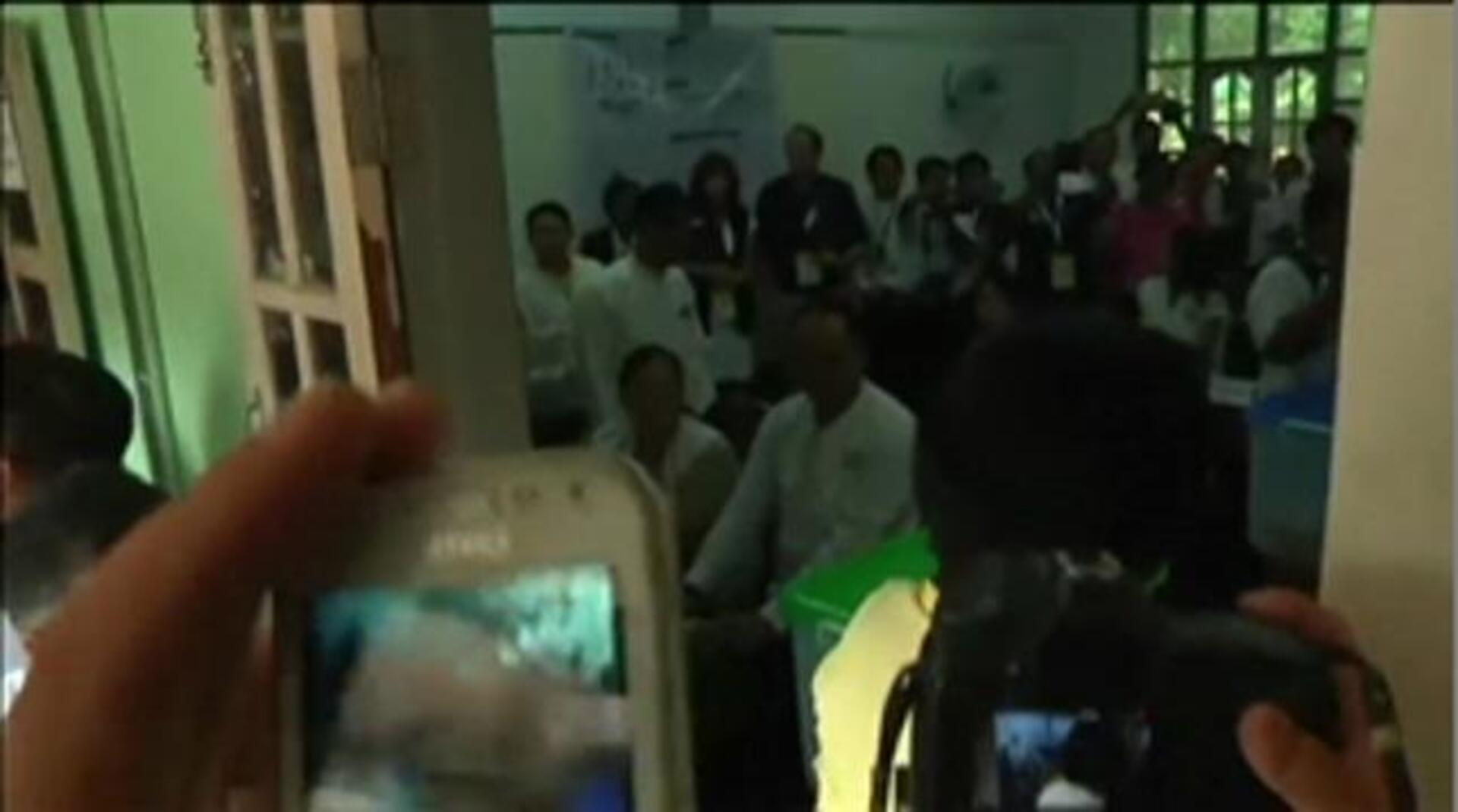 Un policía custodia un centro en el que están expuestas las intstrucciones para votar