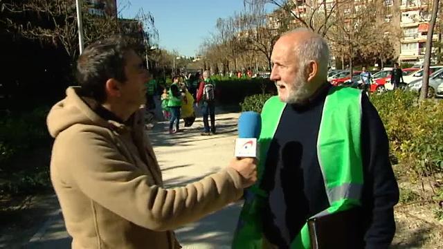 Manuela Carmena tira un cartón al contenedor, en Alameda de Osuna