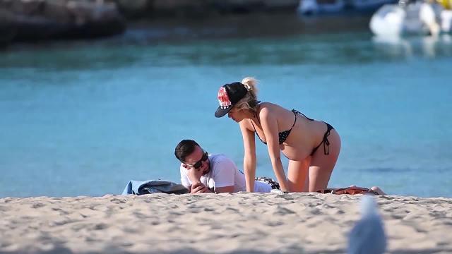 Adriana Abenia a puntito de dar a luz nos muestra su tripa