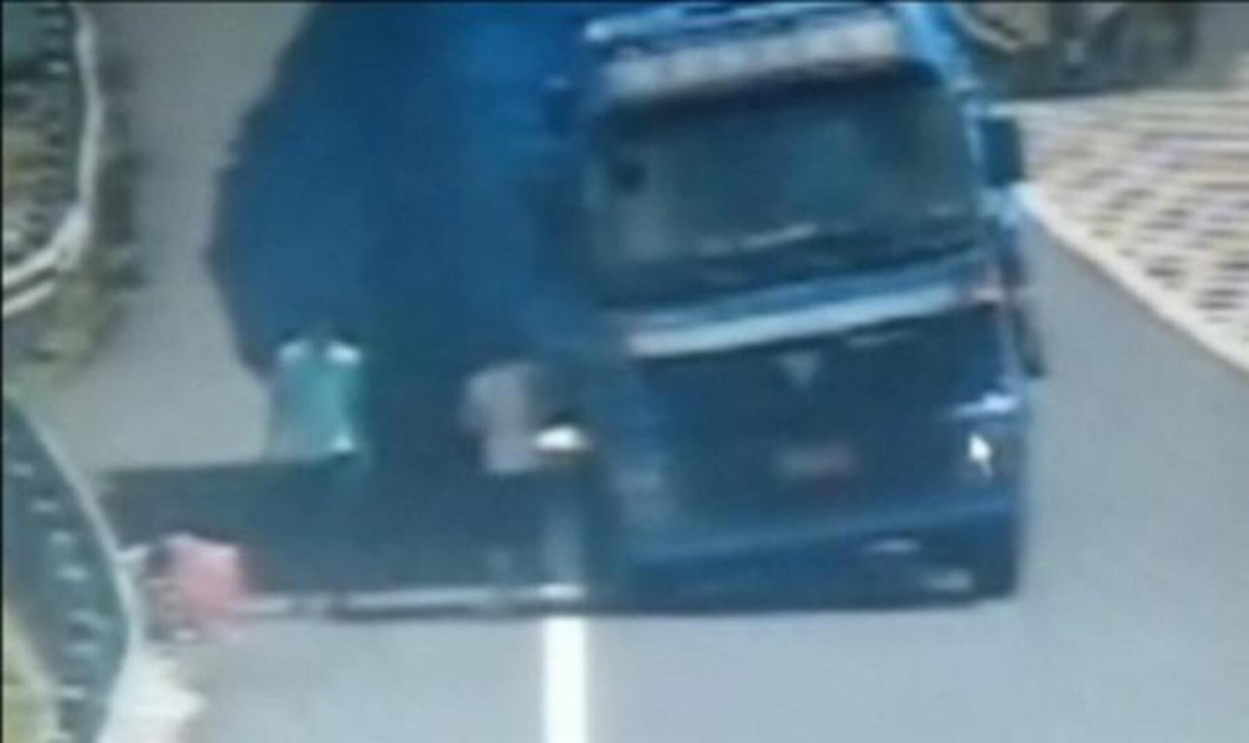 Una mujer china salva a su marido e hijo de ser aplastados por su propio camión