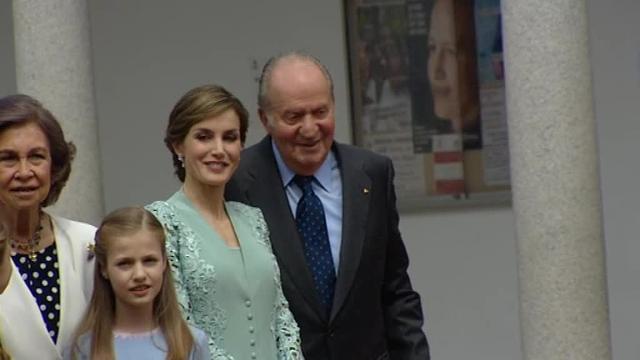 La Infanta Sofía, junto a los Reyes Felipe y Letizia; su hermana, la Princesa Leonor; y sus abuelos, los Reyes Juan Carlos y Sofía