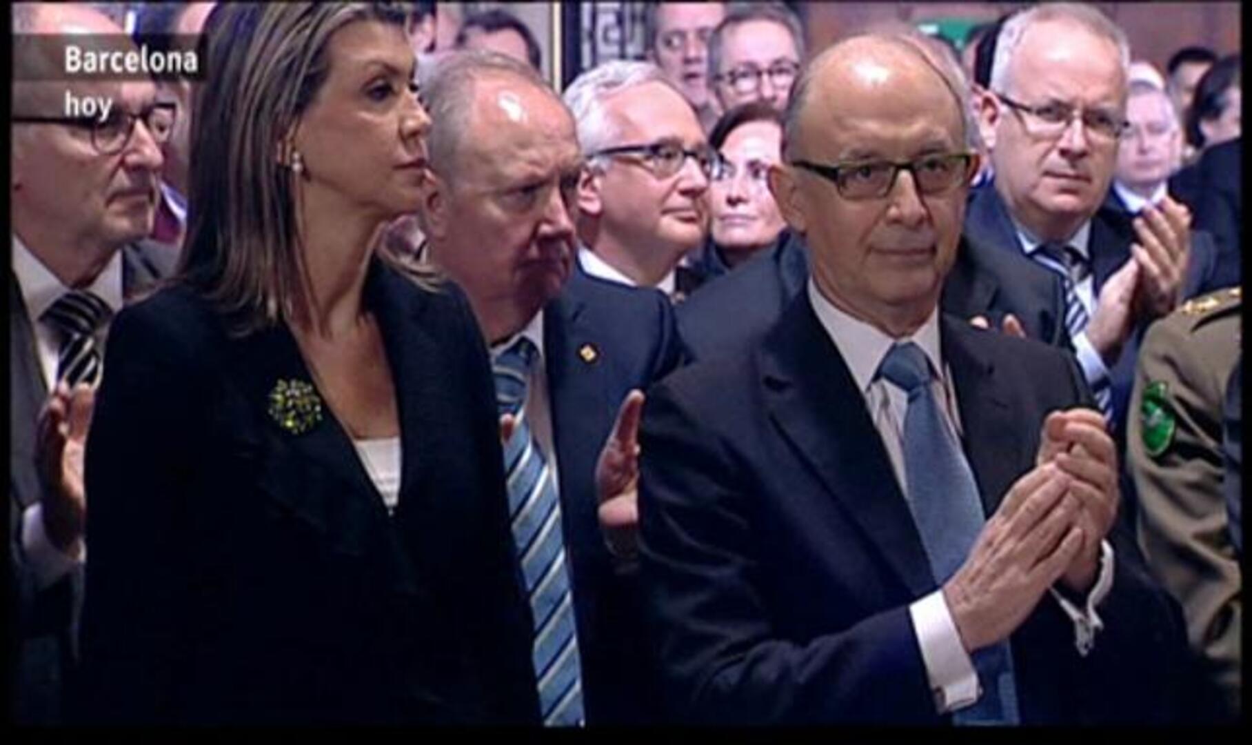 Tapan la imagen del Rey en la toma de posesión de Mas