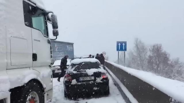Accidente múltiple en la A-1 en el puerto de Somosierra por la nevada