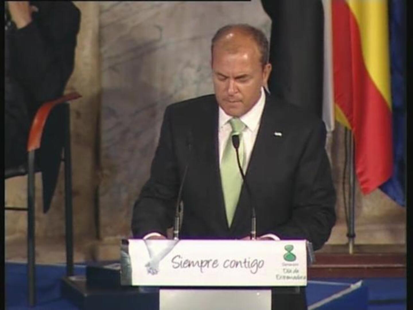 Monago compensará el aumento del IVA a la cultura y al material escolar