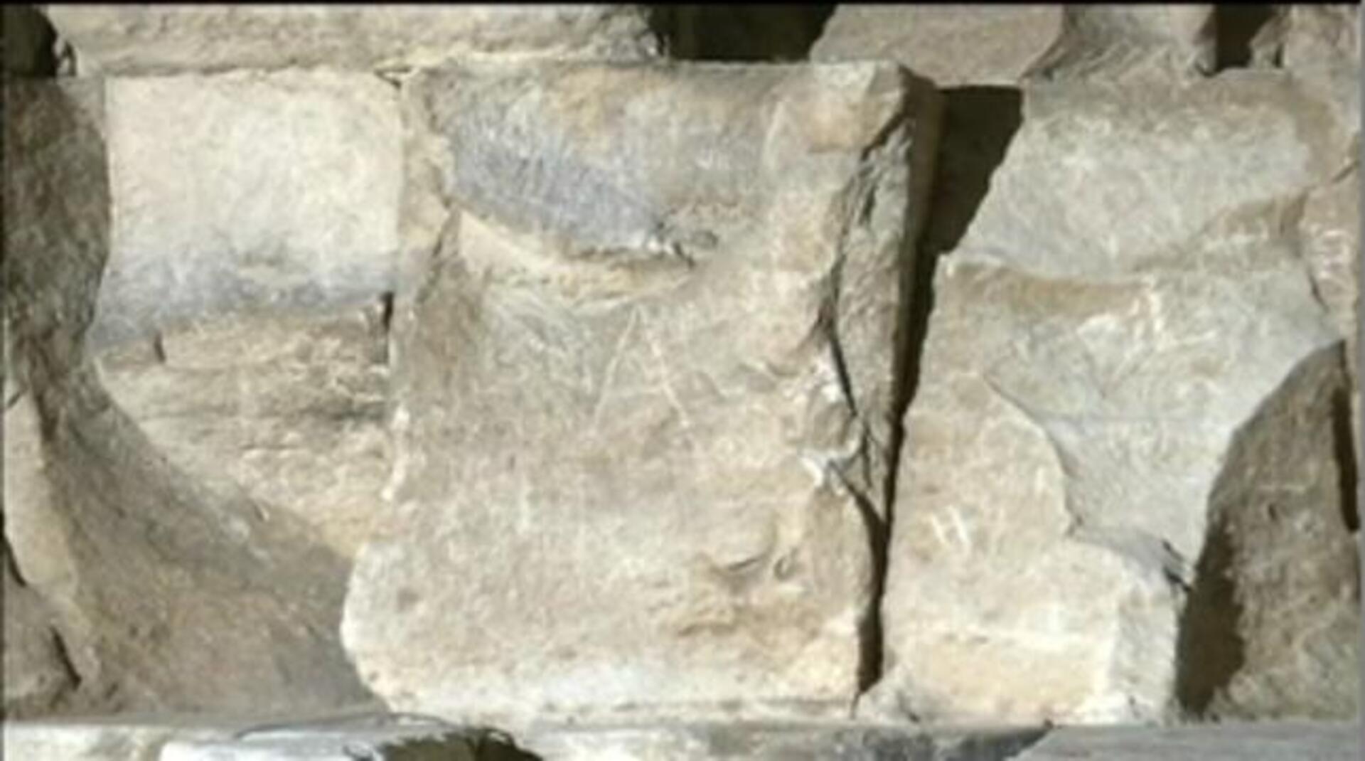 De izquierda a derecha, el experto del Instituto para la Preservación e Innovación en Patrimonio (HIP en ingles), Jean Claude Barre, el ministro egipcio de Antigüedades, Mamduh El Damaty, y el vicepresidente y cofundador del HIP, Hany Helal, enfrente de la gran pirámide de Keops