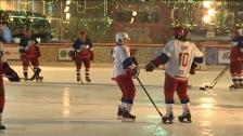 Putin despide el año jugando al hockey sobre hielo en la Plaza Roja