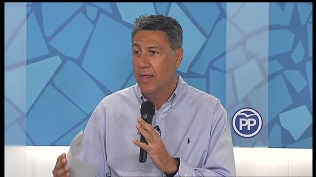 El presidente del PPC, Xavier García Albiol (c), junto al vicesecretario de Nuevas Generaciones (NNGG), Carlo Angrisano (i), y Boris Valls, secretario de Cooperación de NNGG