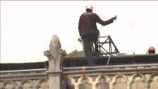 Los obreros fumaban en los andamios de Notre Dame