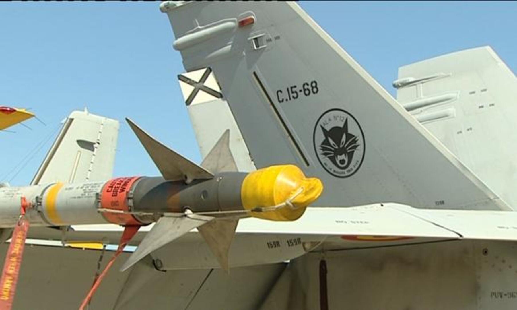 Chacón visita a las tropas que combaten en Libia en plena campaña electoral