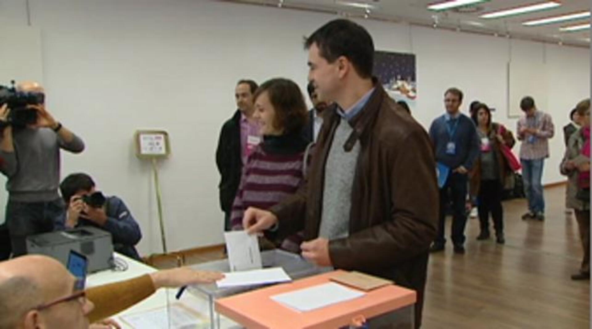 El candidato de UPYD a la presidencia del Gobierno, Andrés Herzog (c), acompañado de su mujer, Natasha Goffman