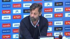 Sánchez Flores a punto de abandonar la sala de prensa tras la derrota ante el Eibar