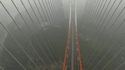 Vídeo: Abierto al tráfico el puente más alto del mundo