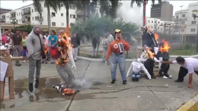 Un muñeco que representa a Nicolás Maduro, en llamas durante la celebración católica de la «quema de Judas» en Caracas