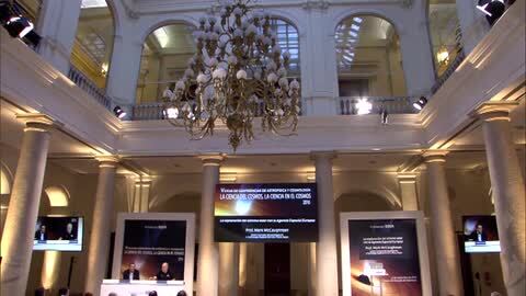 Autorretrato de la nave Rosetta, con el cometa 67P/Churyumov Gerasimenko al fondo. A pesar de las apariencias, este cuerpo mide alrededor de 4 kilómetros