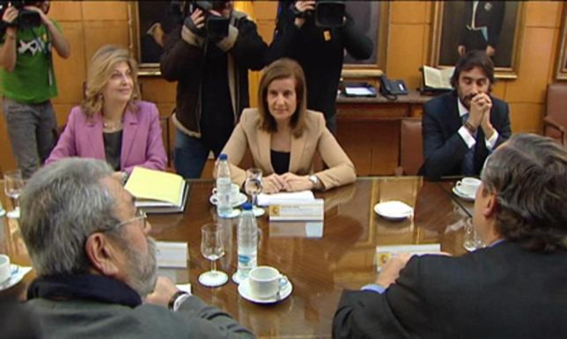 Báñez explica la reforma laboral a los sindicatos y empresarios