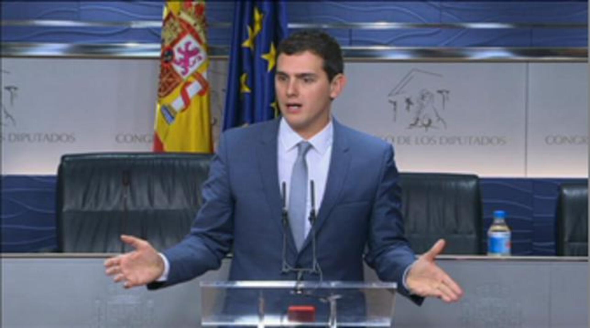 Don Felipe saluda a Albert Rivera antes de su audiencia en Zarzuela