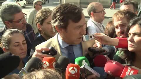 El portavoz del PP en el Congreso, Rafael Hernando, en segundo plano a la derecha tras el secretario de Estado de Relaciones con las Cortes, José Luis Ayllón