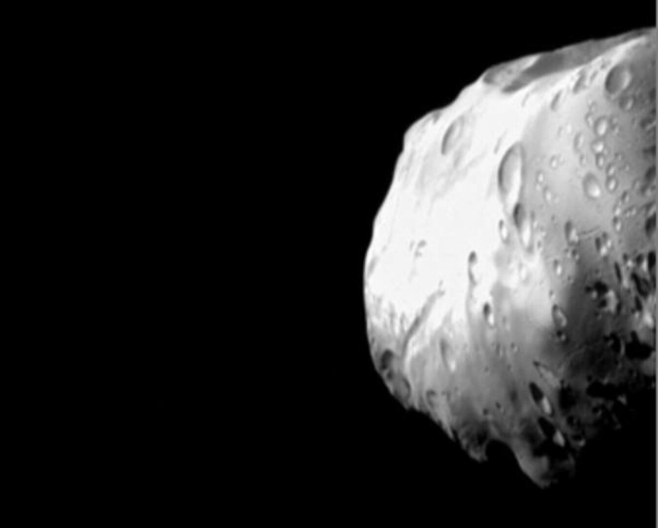 Prometeo, luna de Saturno, en una nueva imagen de la Cassini