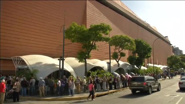 Doscientos jubilados venezolanos piden a Maduro que no retrase los pagos de sus pensiones