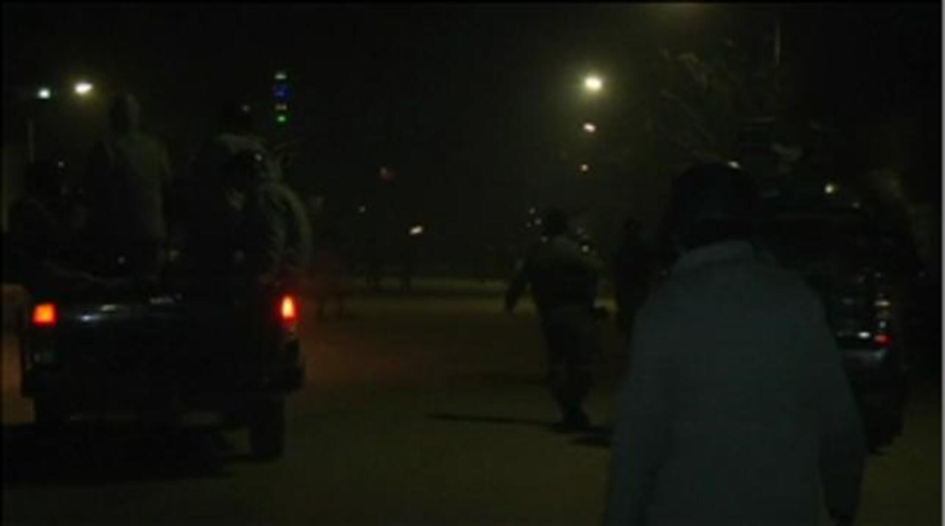 Un grupo de soldados, junto al lugar del atentado talibán