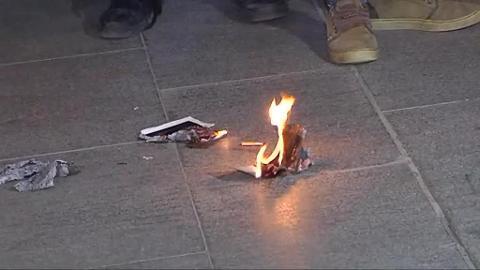 Vídeo: Miembros de la CUP quemando fotografías del Rey el pasado mes de diciembre.