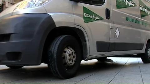 Peatones cruzando por la calle Gran Vía, este jueves