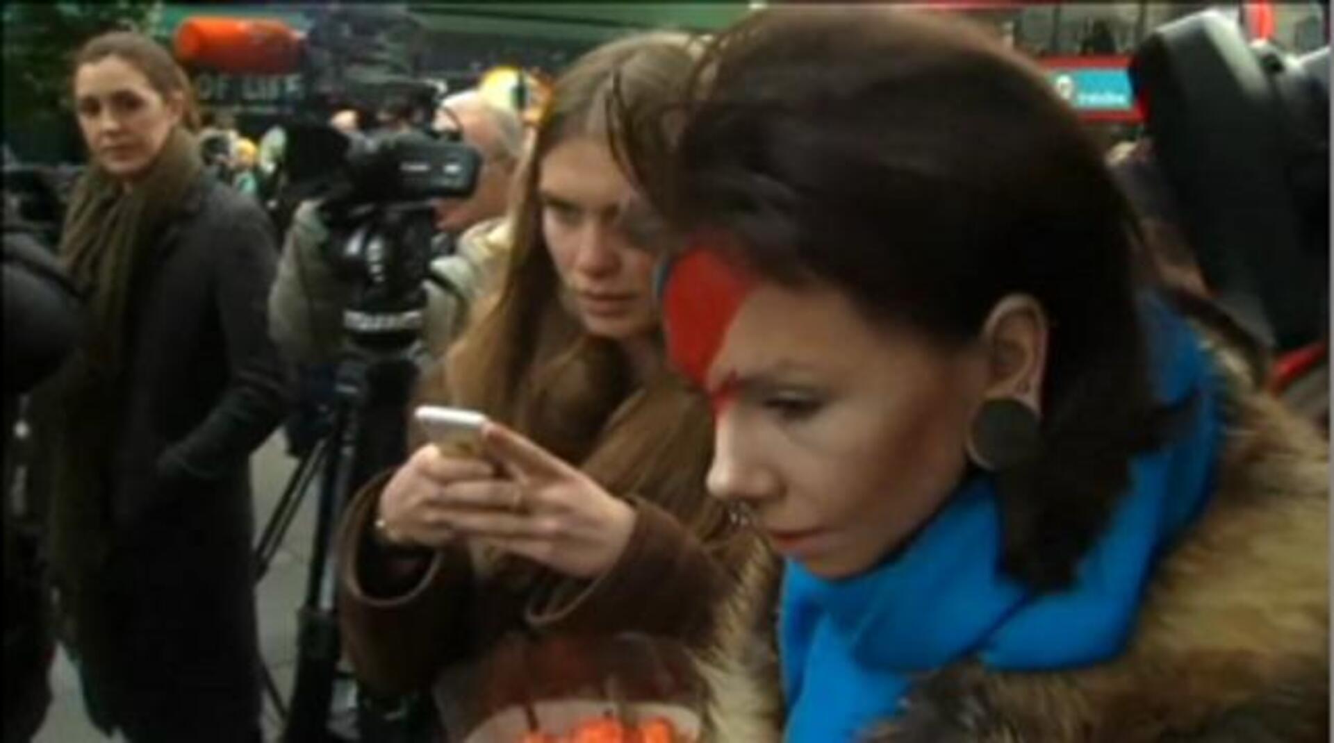 Homenajes en el restaurante«The Zizzi», que anteriormente fue el bar «The Three Tons» donde el cantante dió sus primeros pasos