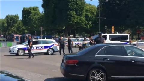 Imagen de los Campos Elíseos tras la embestida de un vehículo contra un furgón policial