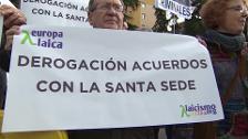 Decenas de personas se concentran para rechazar el traslado de Franco a la Almudena