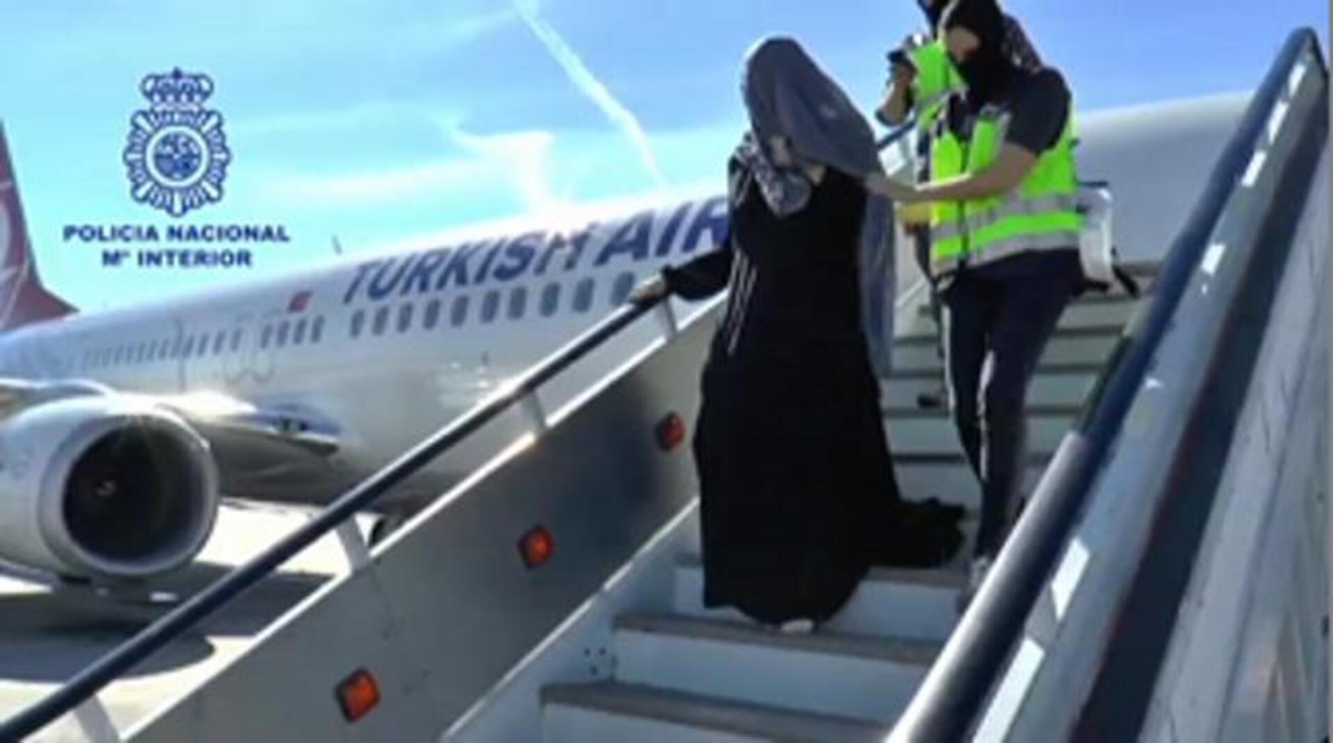Detenida en el aeropuerto de Málaga una mujer vinculada a Estado Islámico