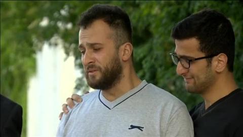 Mohammad Alhajali, a la izquierda, junto a su hermano Omar, que sí ha sobrevivido al incendio