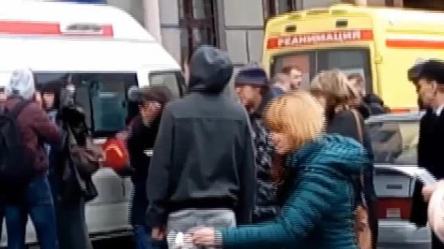 Un equipo de emergencias rescata a uno de los heridos tras el atentado e el metro de San Petersburgo