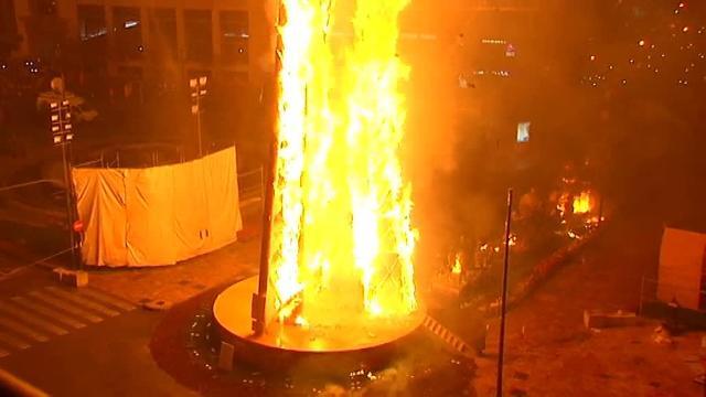 Imagen de una falla en la nit de la Cremà