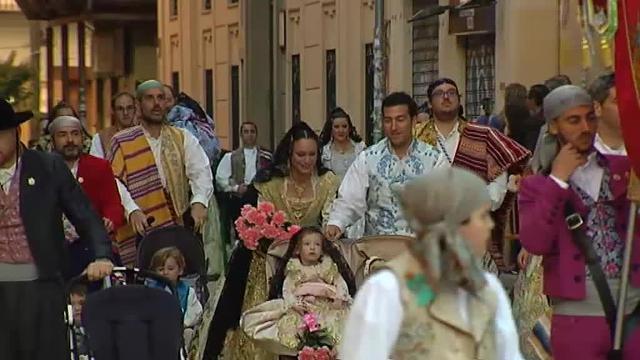 Un año más, se celebra la emotiva ofrenda floral a la Virgen de los Desamparados