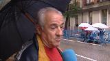 Apenas veinte personas gritan «no» bajo la lluvia frente a la sede del PSOE