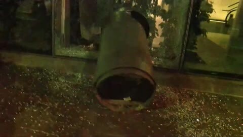 Vídeo: Los servicios de Emergencias y varios manifestantes transportan a un herido durante los disturbios en la ciudad estadounidense de Charlotte