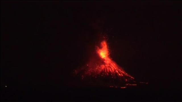 Espectacular erupción nocturna del volcán indonesio Anak Krakatoa