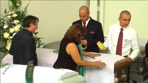 Seguidores del equipo rompen a llorar en el homenaje celebrado en Brasil