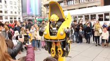 El transformer Bumblebee llega al Hospital Gregorio Marañón de Madrid para repartir regalos entre los niños ingresados