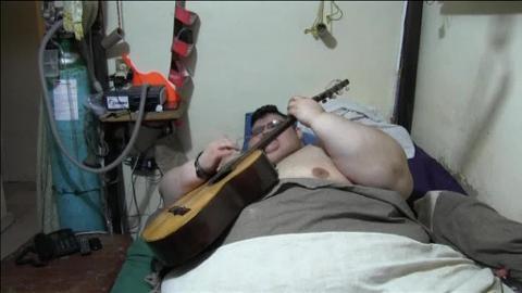 Fotografía por la Agencia MKRP del joven mexicano Juan Pedro, a quien con 500 kilos ya se le conoce como el hombre más obeso del planeta, en el estado de Aguascalientes (México). Juan Pedro será trasladado este martes hasta Guadalajara (México)