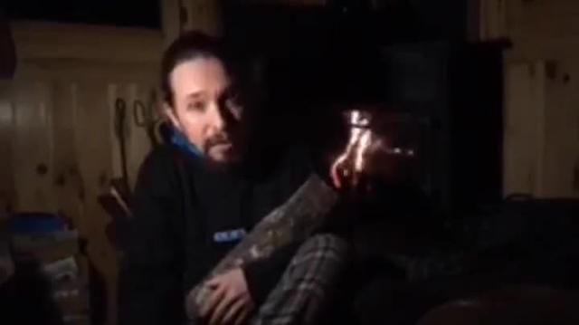 Iglesias, con un tronco, en el vídeo difundido por Twitter