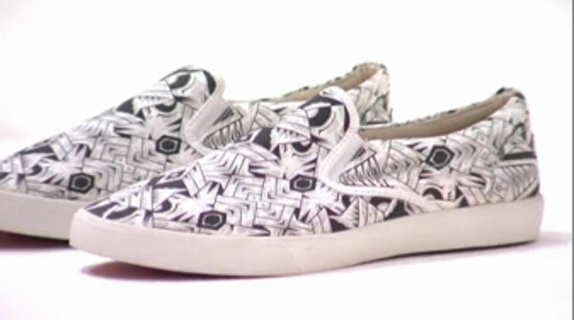 Un hombre observa las obras «Windows», «Television» y «Doors»