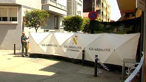 Los agentes retiran el cadáver del lugar en el que se ha producido el crimen en Benicàssim