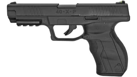 Dos policías inspeccionan la zona en la que ha tenido lugar el suceso