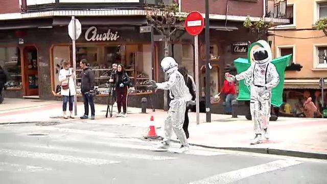 Una singular pareja de astronautas &#039;aterriza&#039; en Sestao para irse de compras