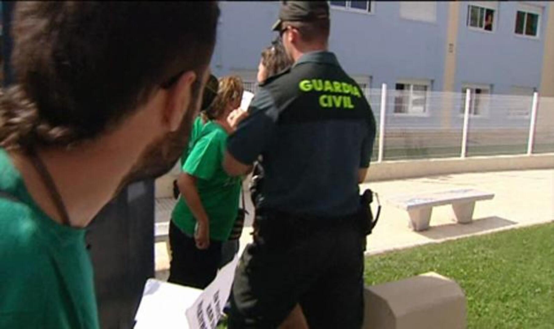 Una mujer lanza una tartera a Aguirre en la inauguración del curso escolar